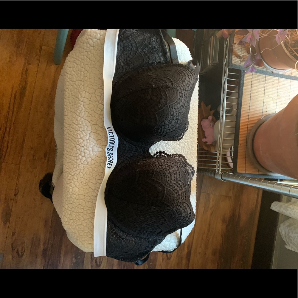 Black lace VS bra